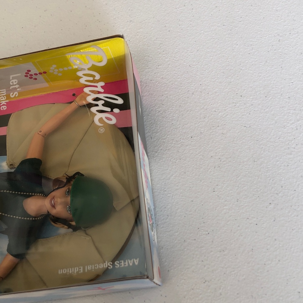 Barbie Paratrooper Doll with Green and Camouflage Military AAFES Edition 2000 - Picture 8 of 13